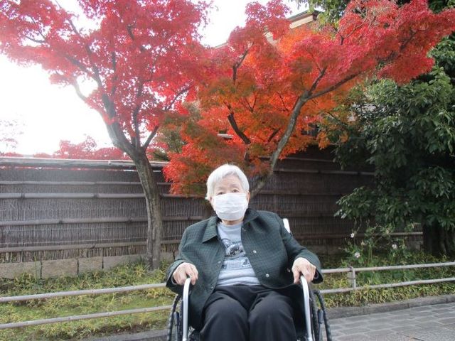 紅葉が美しい施設の中庭 中庭 季節の美しさを身近に感じられる中庭があり、利用者様と共に豊かな時間を過ごすことができます。