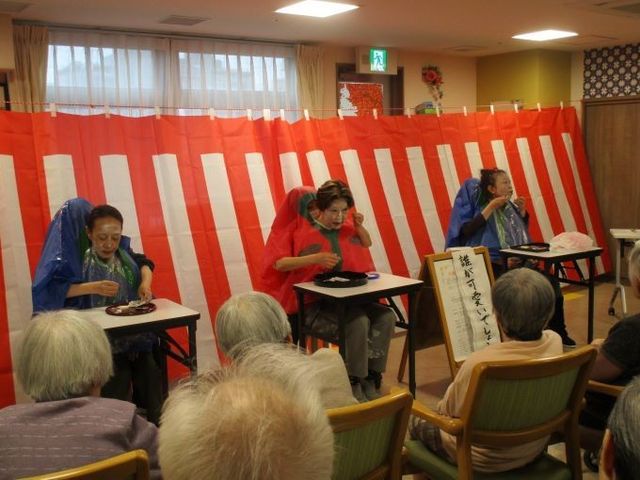 スタッフと利用者の交流 多目的室 様々なレクリエーションを通じて、利用者様との深い絆を築ける環境があります。