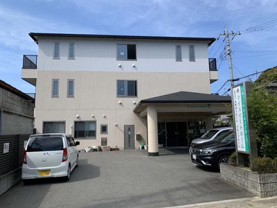 白い建物のエントランス