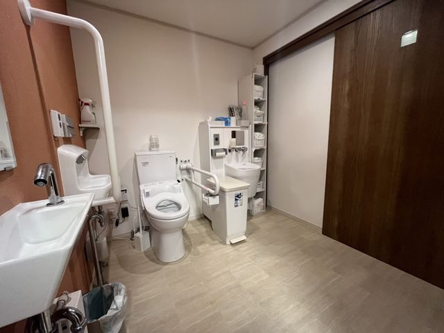 介護施設のモダンな浴室 浴室 最新の設備が整えられた、使いやすさにこだわった浴室でのお仕事です。