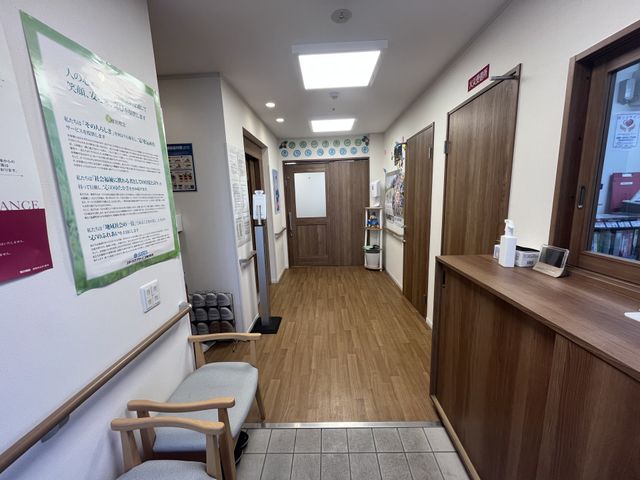 手すり付き廊下 廊下 清潔感のある廊下には手すりが完備され、安全に配慮した働きやすい環境が広がっています。