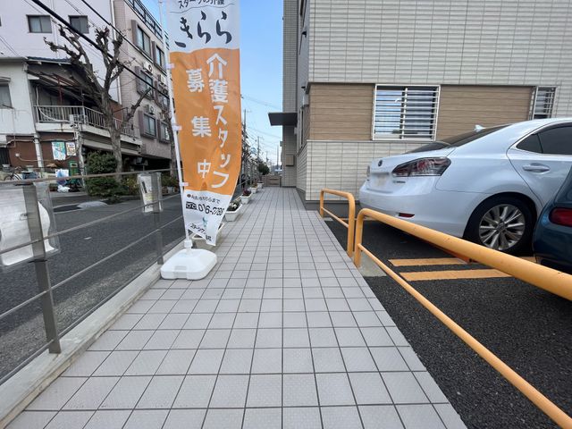 スタッフ募集の看板 エントランス 通りに面した明るい場所で、新しい仲間をお待ちしています。