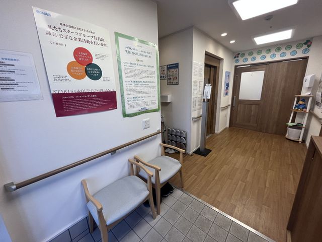 廊下の風景 廊下 清潔で明るい施設の通路です。日々の業務で安全に配慮された環境を提供いたします。