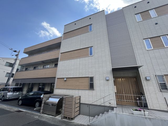 きれいな施設の外観 外観 新しいチャレンジを始めるにふさわしい、洗練された建物の外観を備えた職場で一緒に働きませんか。