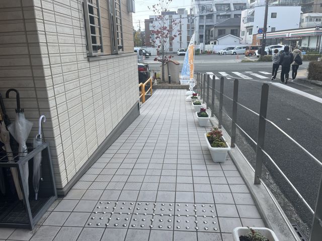 整った施設エントランス エントランス きれいに保たれたエントランスで働きませんか。快適な職場環境があなたをお待ちしています。