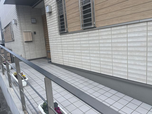 明るいエントランスの全景 エントランス 清潔で明るいエントランスが、来訪者を温かく迎え入れます。働きやすい環境がここにあります。