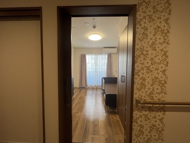快適な居室の一角 居室 清潔で明るい居室の一角。日々の業務に安らぎと前向きな雰囲気をもたらします。