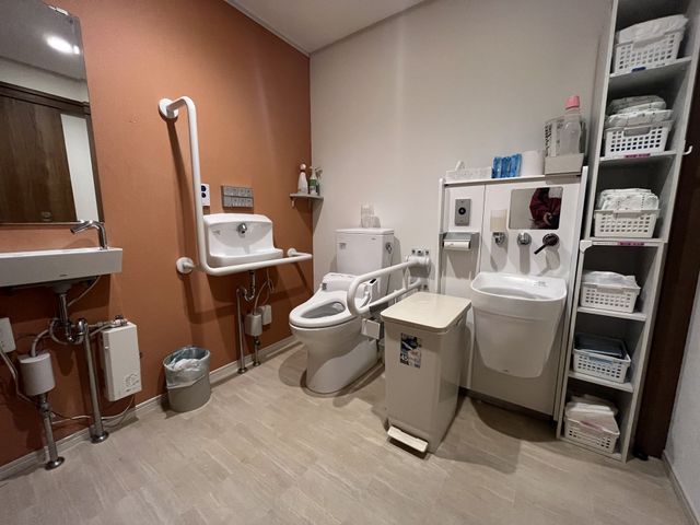 支援しやすいトイレ空間 洗面台・トイレ 手すり完備で介助しやすいトイレ空間があり、働く環境も充実しています。