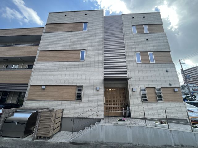 外観のきれいな建物 外観 新しい環境でのお仕事をお探しの方へ、清潔感溢れる外観の施設で私たちと一緒に働きませんか。