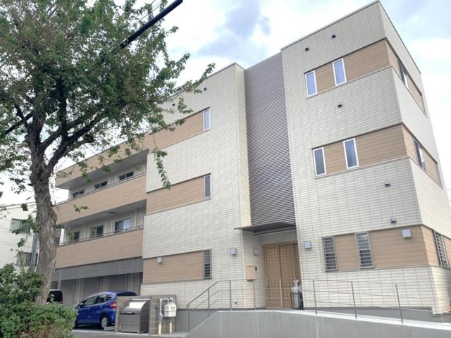 清潔感のある建物外観 外観 開放感のある明るい外観で、訪れる方を温かく迎え入れてくれる環境です。アクセスも良好で通勤に便利な立地の様子がうかがえます。