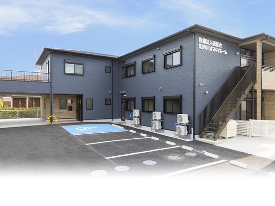 建物外観と駐車場  