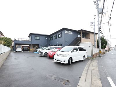 青い壁の建物正面