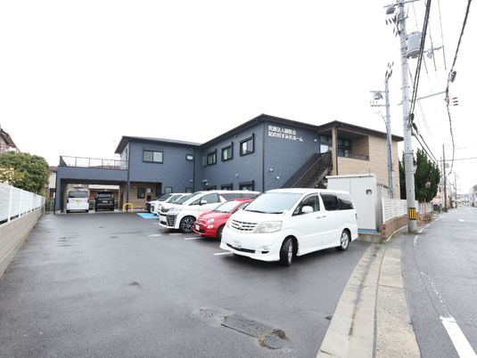 青い壁の建物正面