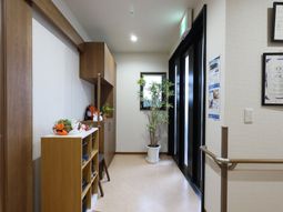 明るい廊下とエレベーター