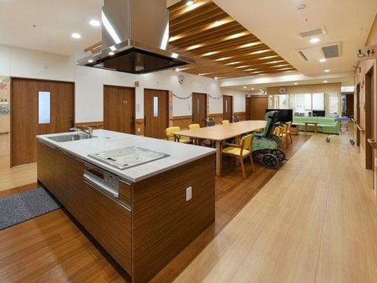 明るい食堂の様子  