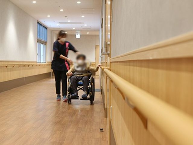 長い廊下 廊下 車椅子でも移動しやすい、広々とした廊下です。快適な環境で働くことができそうです。