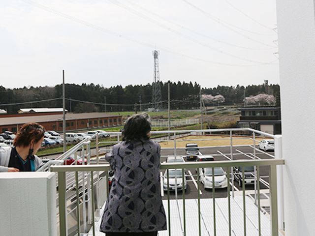 二人が立つバルコニー バルコニー 広々としたバルコニーからは、敷地全体を見渡せます。爽やかな風を感じながら、リフレッシュできる場です。