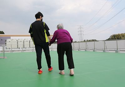 屋上で歩く様子