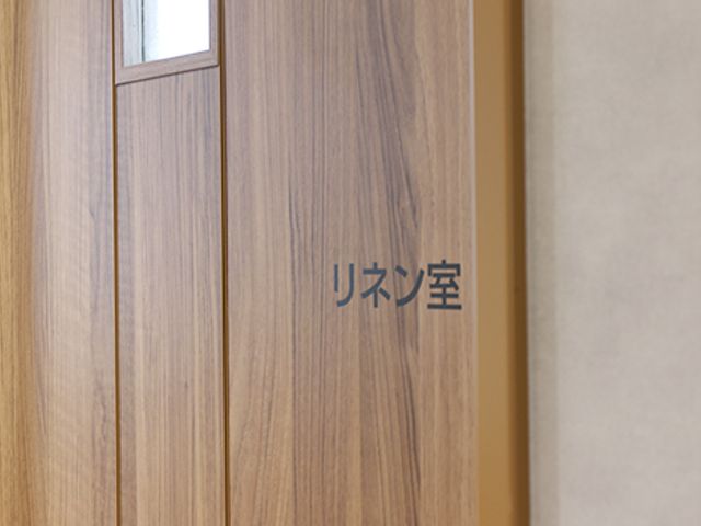リネン室の扉 内観 清潔感のあるリネン室の扉です。管理が行き届いた環境で、働きやすさを実感できます。