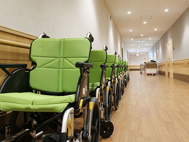 明るい廊下 廊下 広々とした廊下では、車椅子が並んでいてもゆとりがあります。通行が快適です。