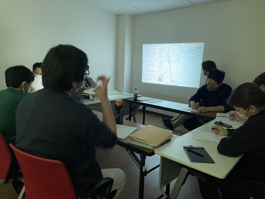 会議室で作業する職員たち  