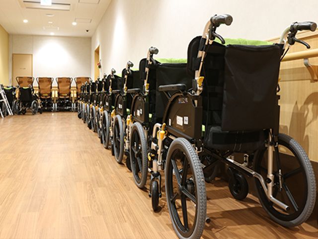 車椅子が並ぶ廊下 廊下 多数の車椅子が整然と並んでいる廊下です。移動がスムーズに行えます。