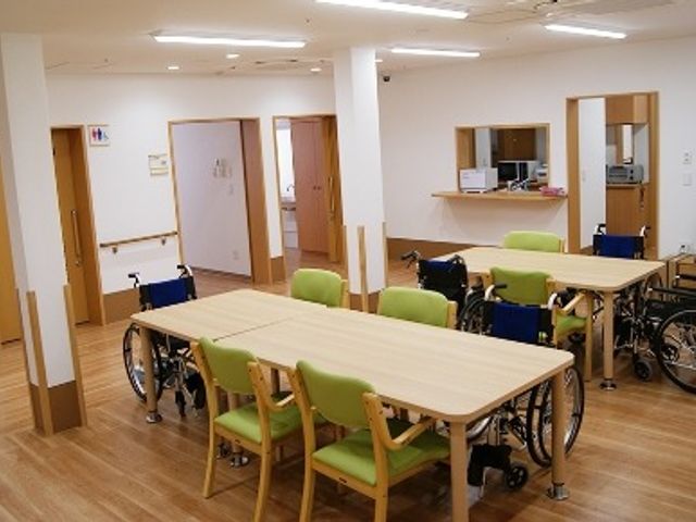 広々としたダイニングルーム ダイニングルーム 明るく広々としたダイニングルームで、車椅子の方も快適に過ごせる空間です。