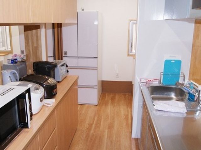 機能的なキッチン キッチン 調理器具が整った明るいキッチンです。広々とした空間で効率よく作業ができます。