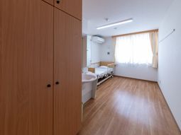 明るい居室のベッド  
