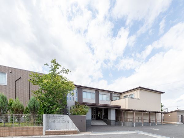 明るい外観の施設建物  