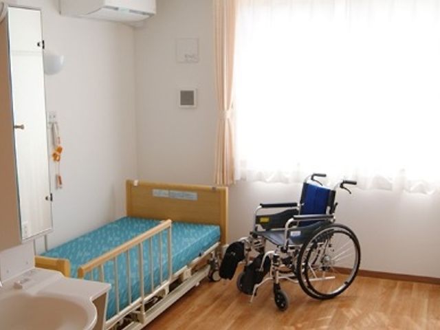 明るい居室の一角 居室 広々とした居室には、自然光が差し込み、車椅子も快適に利用できるスペースがあります。