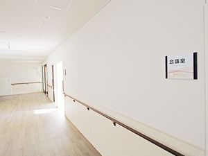 清潔感ある明るい廊下