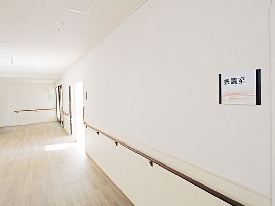 清潔感ある明るい廊下