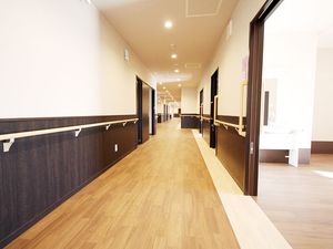 明るく広々とした廊下