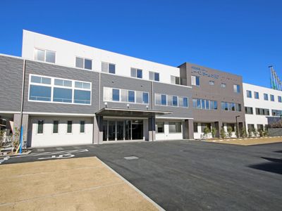 明るい外観の建物