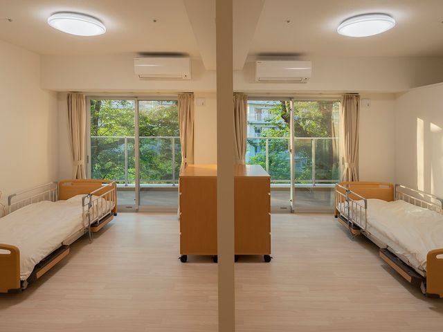 明るい二人部屋の居室  