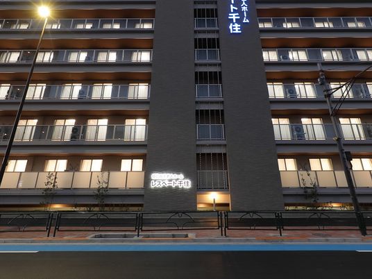 夜の施設外観  