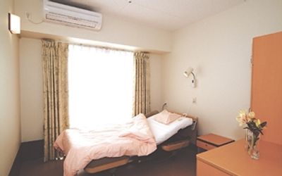明るい個室の居室