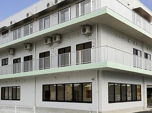 白い外観の建物
