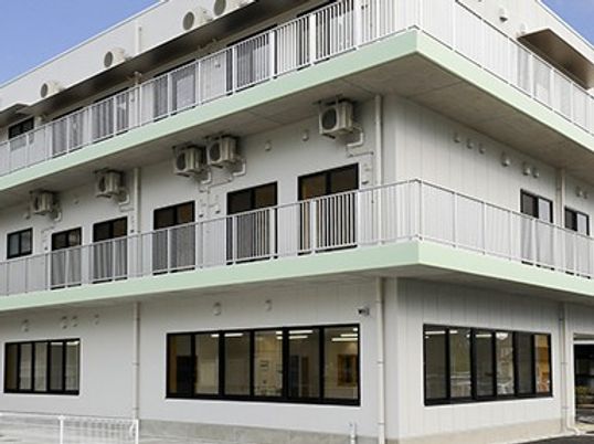 白い外観の建物