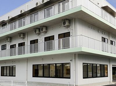 白い外観の建物