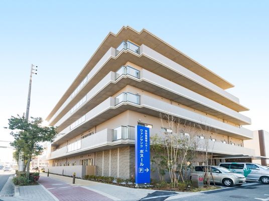 外観と駐車場  