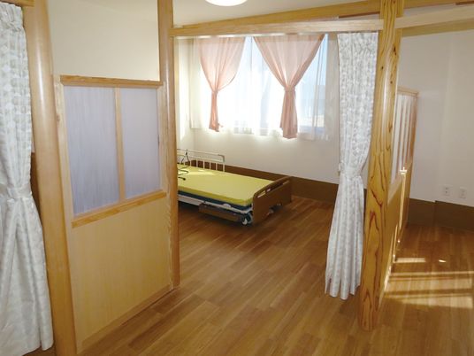 木製仕切りの居室