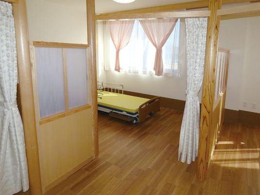 木製仕切りの居室