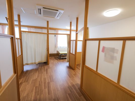 木目調の廊下  