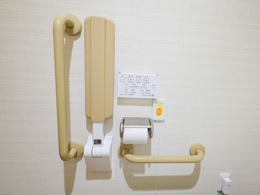 手すり付きトイレ壁面  