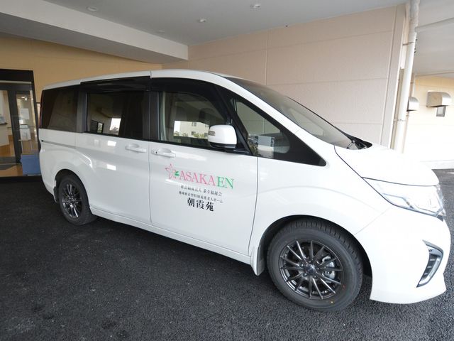 車両の外観 外観 送迎用の車両が施設の出入口に停まっています。車椅子対応で移動がスムーズになります。