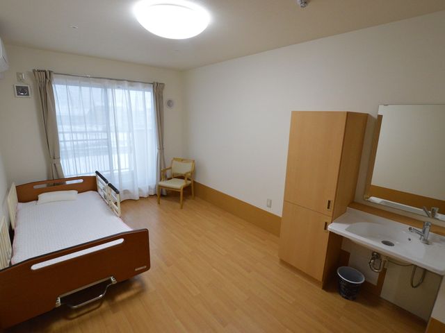 静かな個室居室 居室 自然光が差し込む、明るく穏やかな個室です。快適なプライベート空間を提供します。