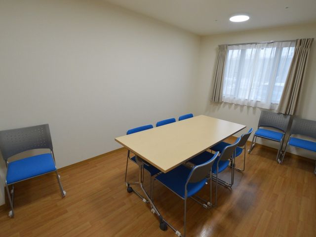 明るい会議室 多目的室 日差しが差し込む明るい空間です。椅子とテーブルを囲んで、様々な用途に対応できます。