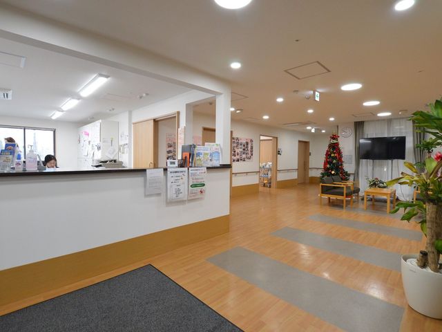 明るい廊下が見えるロビー ロビー 広々としたロビーは、明るい照明と開放的な設計で、訪れる人々を温かく迎えます。